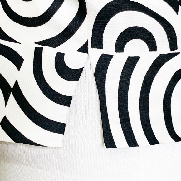 Halter Black and white spiral print top - Picture 4 of 7